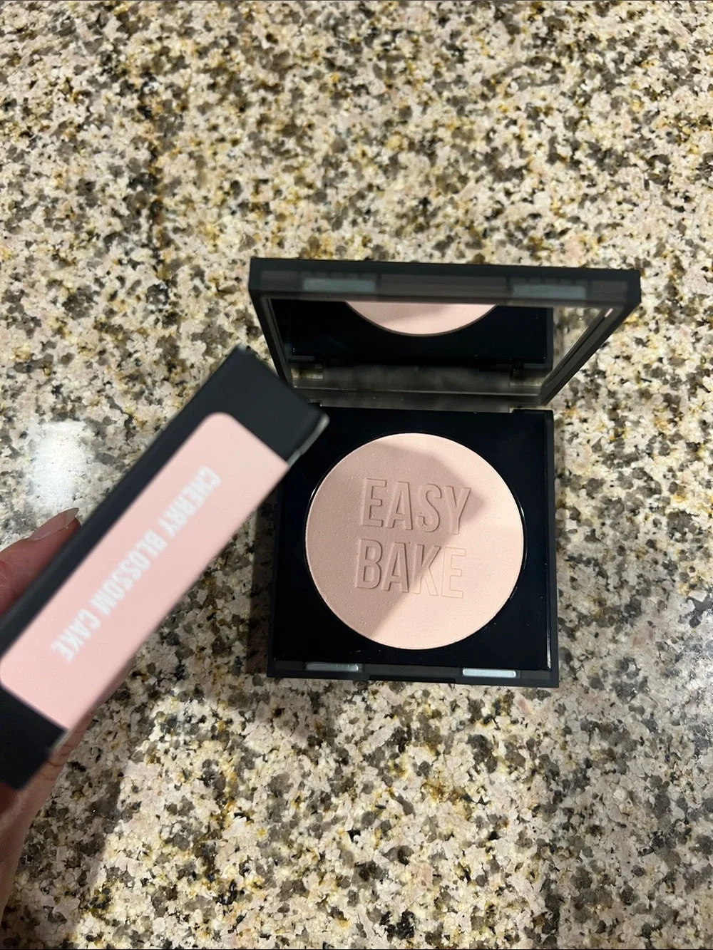 HUDA BEAUTY Easy Bake Pressed Setting Powder - Pale Pink